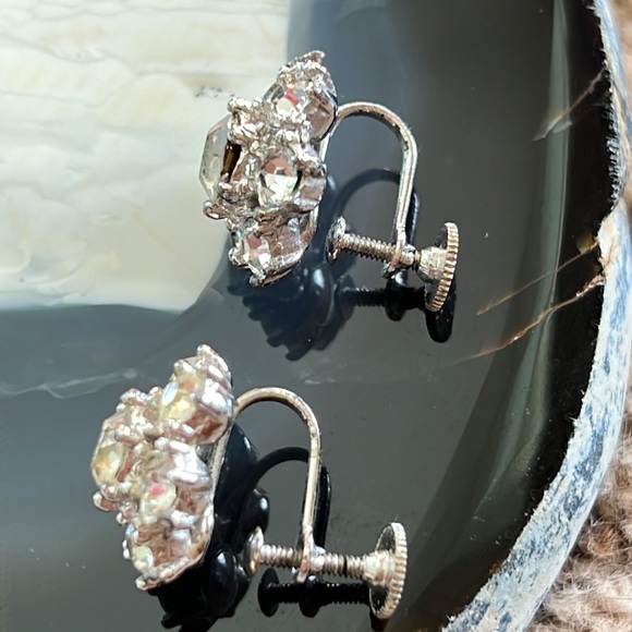 Vintage rhinestone earrings.  Clusters.  Screw backs for non pierced wears. - Picture 10 of 15